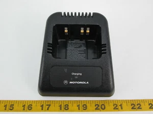 Motorola Caricabatteria Desktop NTN1174A per Ricarica Radio Portatile - Foto 1 di 7