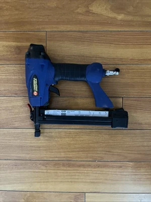 Grapadora corona neumática calibre 18 Campbell Hausfeld CHN10401 1/2” a 1-1/4”  Foto 1 de 4