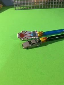 Ritorno al Futuro II 2 Penne Matite Delorean Hoverboard 1989 Video Store Promo - Foto 1 di 2