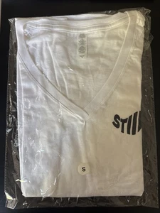 Stiiizy Damen T-Shirt mit V-Ausschnitt und Logo Größe Small - Bild 1 von 1