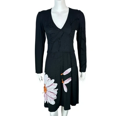 Mini Vestido Desigual Calce Grande y Acampanado Manga Larga Floral Bordado Artístico Negro Foto 1 de 4