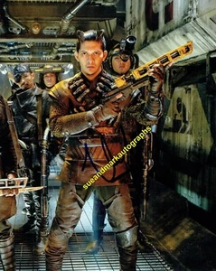 Autógrafo Iko Uwais Silat Razoo Qin-Fee Star Wars El Despertar de la Fuerza UACC RD96 - Imagen 1 de 1