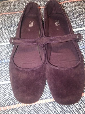 Zara Terciopelo Pisos Maryjanes 34/US Niño 3/US Adulto 4 Borgoña Terciopelo Hebilla Ballet Foto 1 de 4