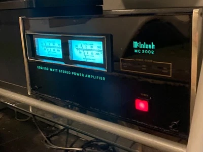 McIntosh 2002  vintage - n mint / stereo amplifier  200 watts per channel USA - Image 1 of 4