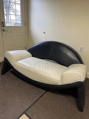 Hermoso sofá loveseat Art Deco de cuero italiano posmoderno de los años 80 Foto 1 de 4