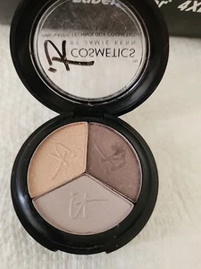 IT COSMETICS LUXE HIGH PERFORMANCE EYESHADOW TRIO PRETTY IN PLUM TINY FLAW - Picture 1 of 3