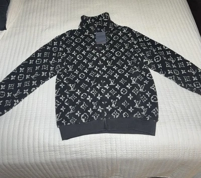 Chaqueta polar Louis Vuitton negra con monograma jacquard Foto 1 de 4