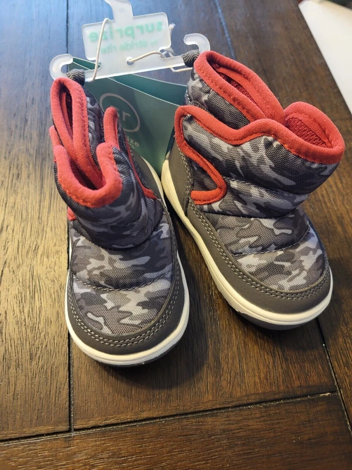 全新带标签 SURPRIZE BY STRIDE RITE 婴儿男孩靴子 Aster 迷彩灰色橙色 3 B90 码 — 第 1/1 张图片