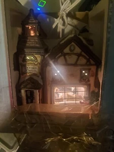 Verzaubertes Weihnachtsdorf Oxford Schule mit beleuchteter Innenszene - Bild 1 von 6