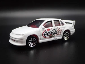 Ford Falcon Coca Cola Bianco Raro 1:64 Scala da Collezione Modellino Auto - Foto 1 di 7