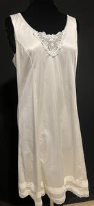 Camisón vintage de nailon sedoso sin cordones con bordado y encaje - Imagen 1 de 14