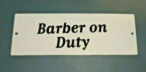 "BARBER ON DUTY"" LETRERO esmalte porcelana sobre metal 10"" x 3 1/2" - Imagen 1 de 2