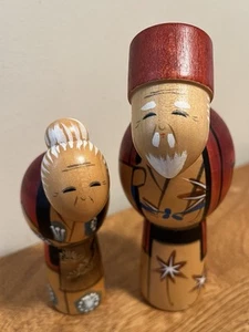 Japanische Kokeshi Puppen Holz Oma & Opa Volkskunst makelloser Zustand Mit Etikett - Bild 1 von 6