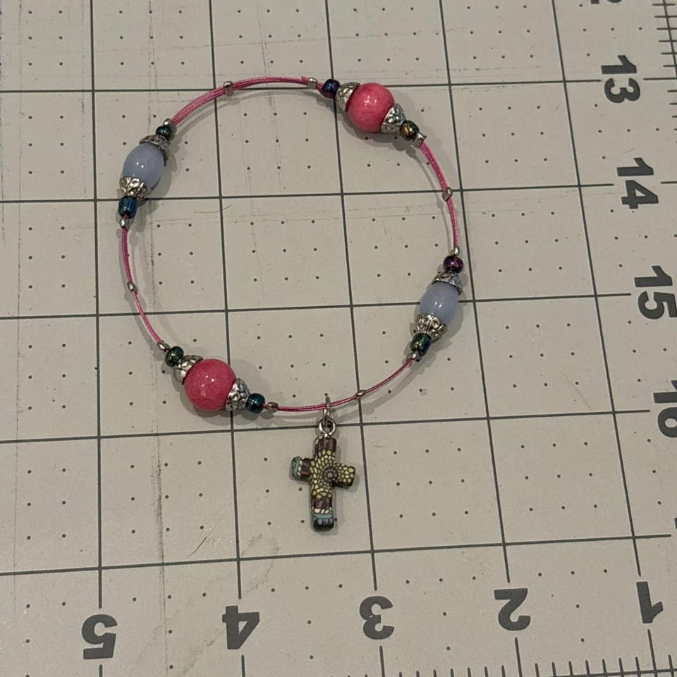 Pulsera rosa con cuentas multicolores y cruz Foto 1 de 2