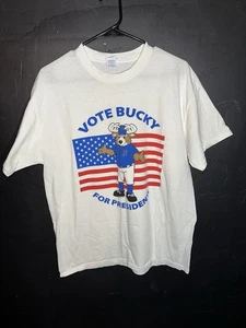 T-shirt Waterloo Bucks adulto L bianca voto Bucky mascotte Northwoods League grafica - Foto 1 di 8
