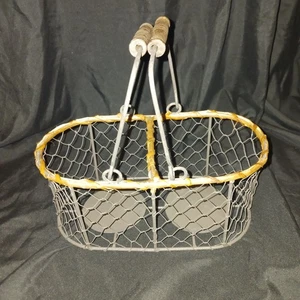VINTAGE CHICKEN WIRE 2 SIDED WOOD HANDLE CARRYING BASKET 9.5 IN LONG 5 IN WIDE - Picture 1 of 3