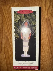 Hallmark 1996 recuerdo Barbie nativo americano adorno #1 en serie en caja - Imagen 1 de 2
