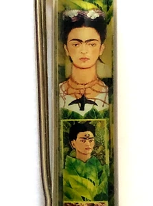 Pluma flotante Frida Kahlo autorretratos en movimiento artistas mexicanos monos de colección - Imagen 1 de 8