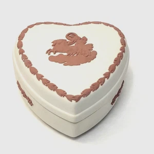 Caja de baratija blanca en forma de corazón con relieve de teracota de jaspe Wedgwood 379 - Imagen 1 de 5