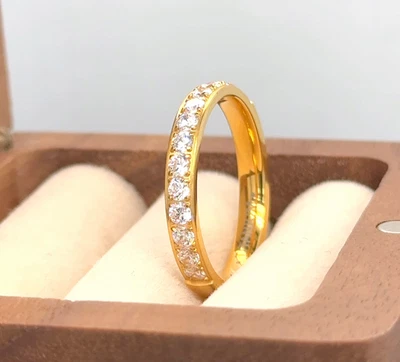 Anillo clásico de titanio de oro amarillo de 3 mm con incrustaciones de circonita cúbica blanca Foto 1 de 4