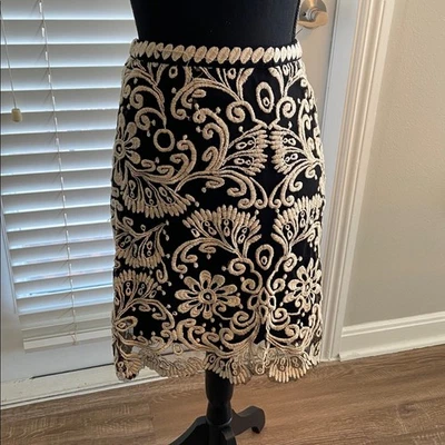 Saia bordada floral Yoana Baraschi preta e creme tamanho 10 - Imagem 1 de 4