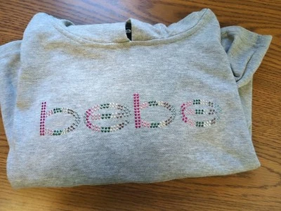 NUEVA CON ETIQUETA "Bebe" Camisa Grande Gris Sudadera con Capucha Deportiva Adornada Precio de venta sugerido por el fabricante $49 Bing BB2367B Foto 1 de 4