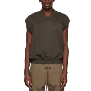 Chaleco Fear Of God Para Hombres Grande Essentials Cuello en V Polar Oliva Oscuro - Imagen 1 de 14
