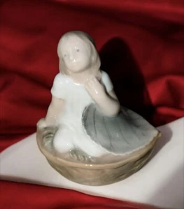Royal Copenhagen 4374 Thumbelina Leaf Girl Nutshell Figurine Holger Christensen - Picture 1 of 3