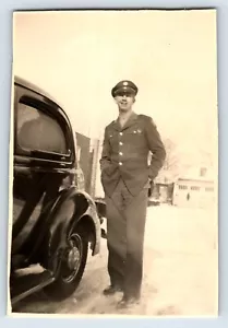 Victoria de EE. UU. posterior a la Segunda Guerra Mundial, GI estadounidense junto a un coche, (1944) - Imagen 1 de 2