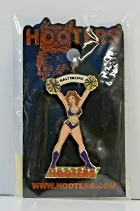 BALTIMORE HOOTERS CHEERLEADER BANNER RAGAZZA SPILLA DA BAVERO - GIALLO/BLU POM POM - NUOVO - Foto 1 di 3