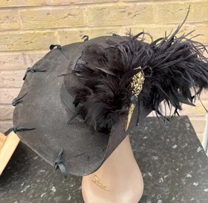 Sombrero pirata caballero mosquetero envejecido negro plumas renacentistas 57 cm (44) - Imagen 1 de 8
