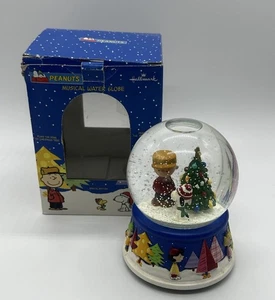 Hallmark Peanuts Snoopy WEIHNACHTEN Musikalisch Wasser SCHNEEKUGEL FUNKTIONIERT - Bild 1 von 2