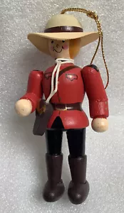 RCMP Royal Canadian Mounted Police ornamento in legno dipinto - Foto 1 di 3
