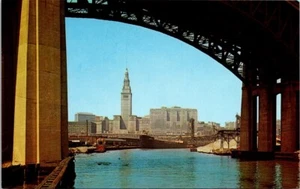 Cleveland OH Downtown Skyline Cuyahoga River cartolina cromata 799 - Foto 1 di 2