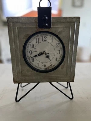 Reloj de mesa estilo industrial Kirkland con patas de horquilla y acabado envejecido Foto 1 de 4