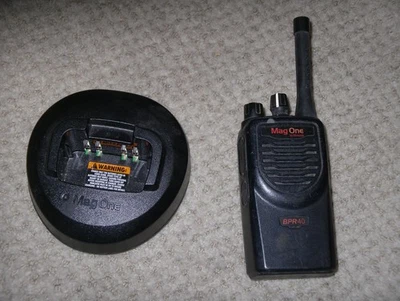 Motorola BPR40 UHF transceiver MagOne with base - Image 1 of 4