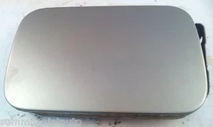 1994-99 Mercedes-Benz S320 S420 S500 W140 ~ puerta de combustible ~ plata humo ~ pieza de fabricante original - Imagen 1 de 3
