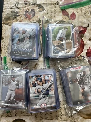 Lote de tarjetas de los Yankees de Nueva York más de 220 cartas del pasado y algunos jugadores actuales de los Yankees Foto 1 de 4