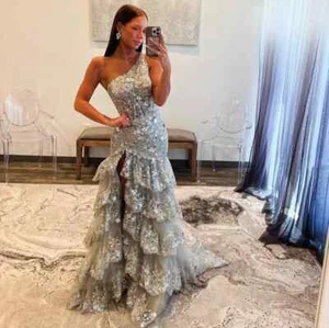 Vestido de noche largo de tul con abertura en capas de encaje de un hombro brillante - Imagen 1 de 16