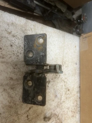 Chevy GMC Carryall 1960 1966 camión con panel suburbano puerta de granero pestillo medio C10 K10 Foto 1 de 4