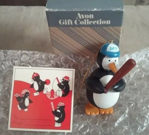 Vintage neu im Karton Avon DAD Sporting Bunch Figur Pinguin Baseball Spieler Ornament  - Bild 1 von 7