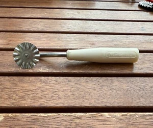 Teigschneider Vintage Dr.Oetker Teigrad für Ravioli Maultaschen Metall 15cm lang - Bild 1 von 4