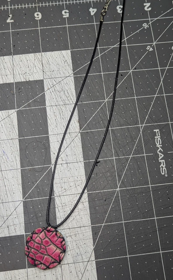 Collar de cuero rosa con estampado de cocodrilo hecho a mano en EE. UU.! Foto 1 de 1