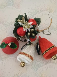 Lote de trabajo paquete de decoraciones para árboles de Navidad 4 bolas de campana de seda hiladas rojas vintage - Imagen 1 de 6