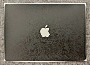 Macbook Air 13,6" (2024, M3 lub 2025, M4) Dbrand Skin - Potrójna czerń Damaszek - Zdjęcie 1 z 6