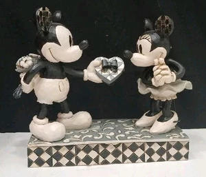 Disney Traditions de Jim Shore Real Sweetheart Mickey y Minnie Mouse en caja - Imagen 1 de 6