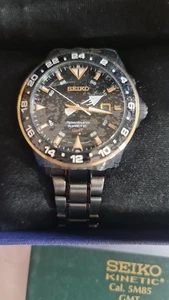 SEIKO SPORTURA SUN026P1 Kinetic GMT Acciaio Inox Nero 5M85 Oro Explorer - Foto 1 di 7