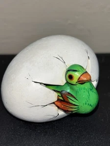 Arte popular huevo para incubar bebé pájaro tropical estatuilla pintada a mano - Imagen 1 de 6