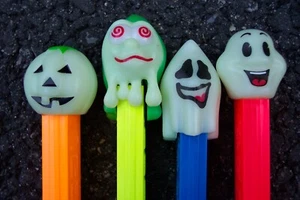 Pez Retired Non-U.S. Halloween Glow In Dark Complete 4/Set - Mint - Picture 1 of 1