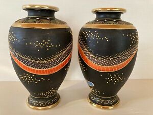Pendant Paire de vases SATSUMA émail doré sur fond noir Porcelaine Made in Japon